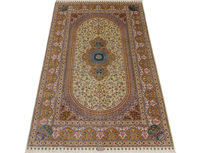 Sehr feiner, handgeknüpfter Khademi Orientteppich mit Nain Design aus Seide, gold, creme, blau. 154x95 cm. Vertrieb durch Jupiter Intl.