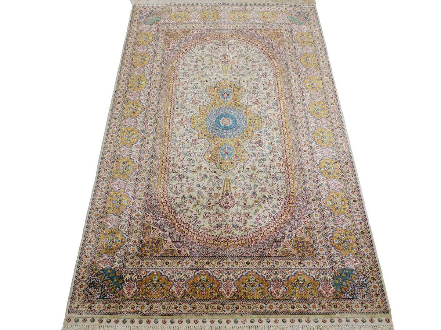 Sehr feiner, handgeknüpfter Khademi Orientteppich mit Nain Design aus Seide, gold, creme, blau. 154x95 cm. Vertrieb durch Jupiter Intl.