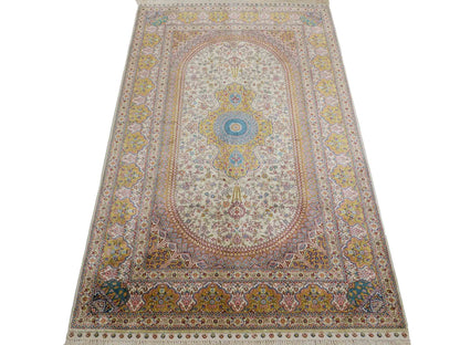 Sehr feiner, handgeknüpfter Khademi Orientteppich mit Nain Design aus Seide, gold, creme, blau. 154x95 cm. Vertrieb durch Jupiter Intl.
