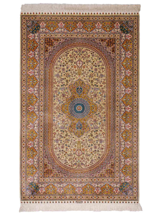 Sehr feiner, handgeknüpfter Khademi Orientteppich mit Nain Design aus Seide, gold, beige, creme. 155x95 cm. Vertrieb durch Jupiter Intl.