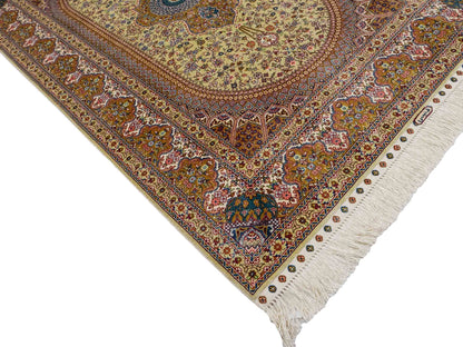 Sehr feiner, handgeknüpfter Khademi Orientteppich mit Nain Design aus Seide, gold, beige, creme. 155x95 cm. Vertrieb durch Jupiter Intl.