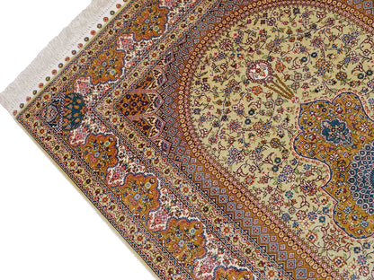 Sehr feiner, handgeknüpfter Khademi Orientteppich mit Nain Design aus Seide, gold, beige, creme. 155x95 cm. Vertrieb durch Jupiter Intl.