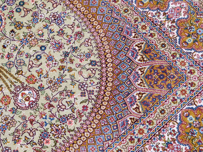 Sehr feiner, handgeknüpfter Khademi Orientteppich mit Nain Design aus Seide, gold, beige, creme. 155x95 cm. Vertrieb durch Jupiter Intl.