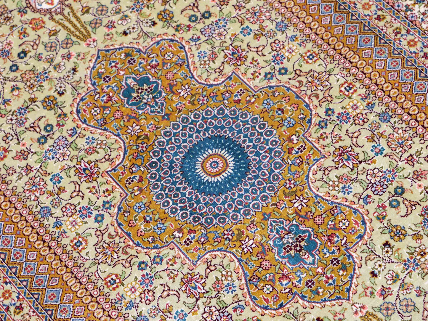 Sehr feiner, handgeknüpfter Khademi Orientteppich mit Nain Design aus Seide, gold, beige, creme. 155x95 cm. Vertrieb durch Jupiter Intl.