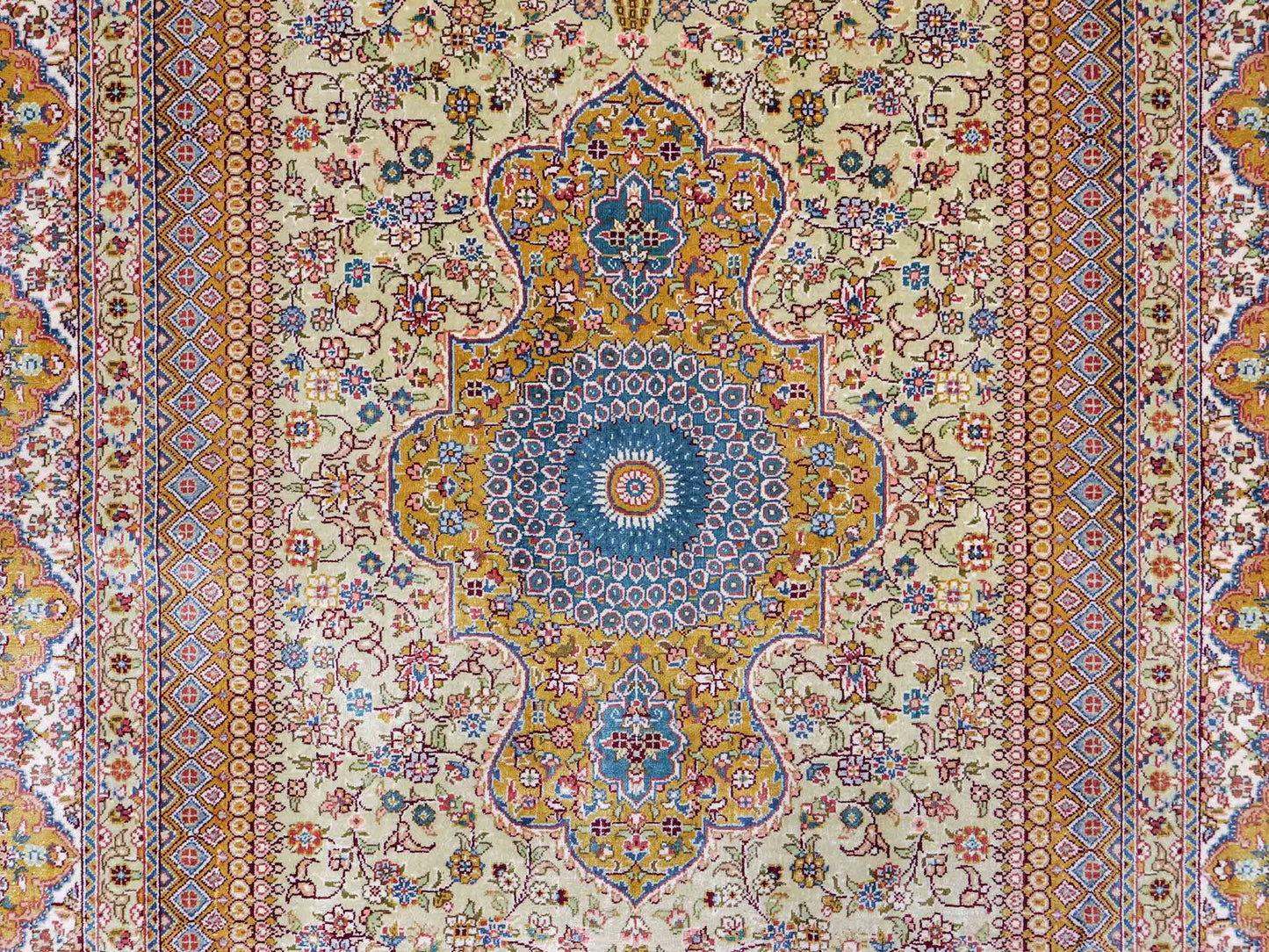 Sehr feiner, handgeknüpfter Khademi Orientteppich mit Nain Design aus Seide, gold, beige, creme. 155x95 cm. Vertrieb durch Jupiter Intl.