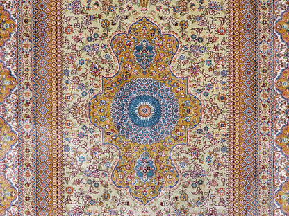Sehr feiner, handgeknüpfter Khademi Orientteppich mit Nain Design aus Seide, gold, beige, creme. 155x95 cm. Vertrieb durch Jupiter Intl.