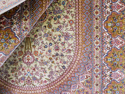 Sehr feiner, handgeknüpfter Khademi Orientteppich mit Nain Design aus Seide, gold, beige, creme. 155x95 cm. Vertrieb durch Jupiter Intl.