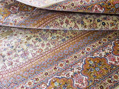 Sehr feiner, handgeknüpfter Khademi Orientteppich mit Nain Design aus Seide, gold, beige, creme. 155x95 cm. Vertrieb durch Jupiter Intl.