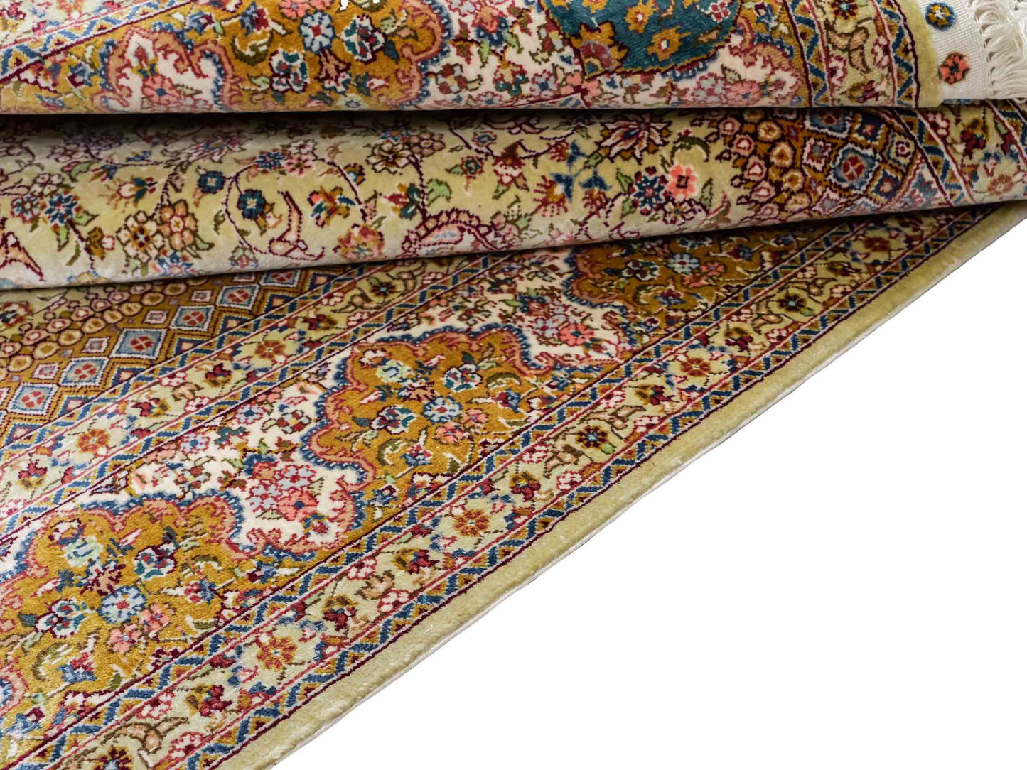 Sehr feiner, handgeknüpfter Khademi Orientteppich mit Nain Design aus Seide, gold, beige, creme. 155x95 cm. Vertrieb durch Jupiter Intl.