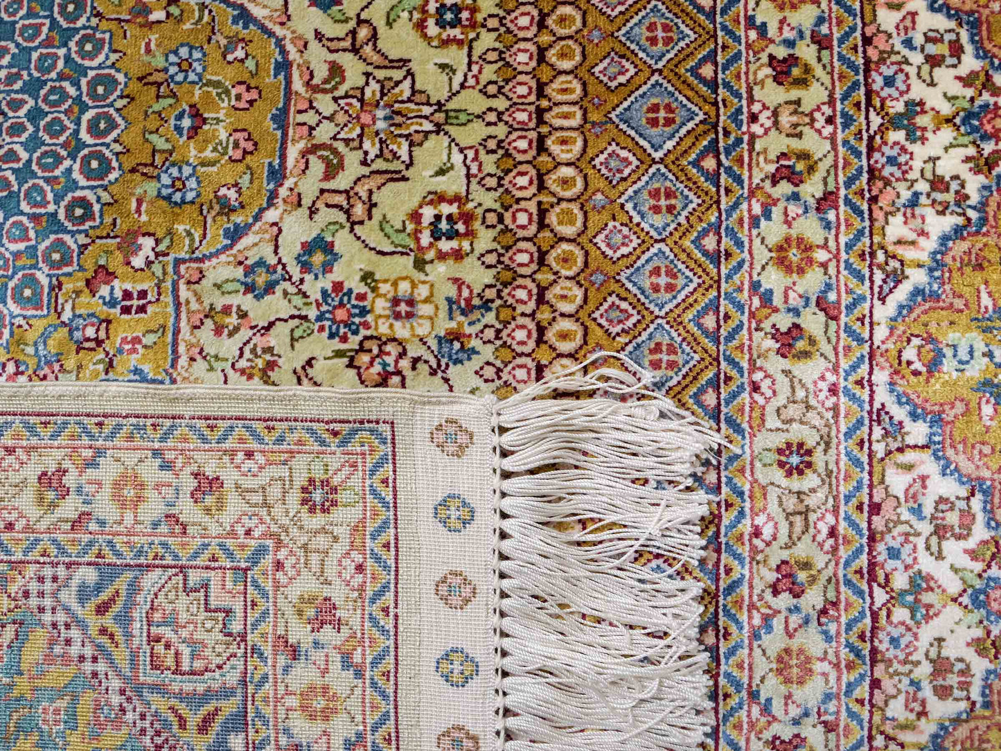 Sehr feiner, handgeknüpfter Khademi Orientteppich mit Nain Design aus Seide, gold, beige, creme. 155x95 cm. Vertrieb durch Jupiter Intl.