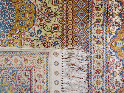Sehr feiner, handgeknüpfter Khademi Orientteppich mit Nain Design aus Seide, gold, beige, creme. 155x95 cm. Vertrieb durch Jupiter Intl.
