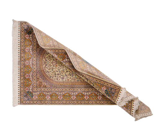 Sehr feiner, handgeknüpfter Khademi Orientteppich mit Nain Design aus Seide, gold, beige, creme. 155x95 cm. Vertrieb durch Jupiter Intl.