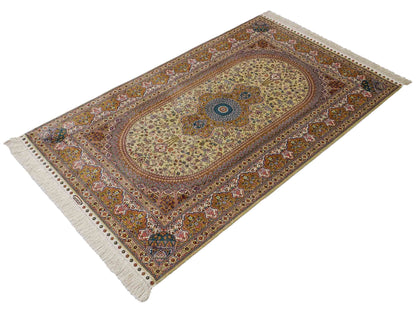 Sehr feiner, handgeknüpfter Khademi Orientteppich mit Nain Design aus Seide, gold, beige, creme. 155x95 cm. Vertrieb durch Jupiter Intl.
