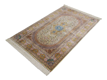 Sehr feiner, handgeknüpfter Khademi Orientteppich mit Nain Design aus Seide, gold, beige, creme. 155x95 cm. Vertrieb durch Jupiter Intl.