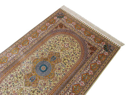 Sehr feiner, handgeknüpfter Khademi Orientteppich mit Nain Design aus Seide, gold, beige, creme. 155x95 cm. Vertrieb durch Jupiter Intl.