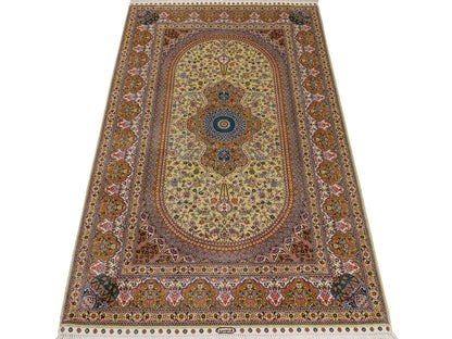 Sehr feiner, handgeknüpfter Khademi Orientteppich mit Nain Design aus Seide, gold, beige, creme. 155x95 cm. Vertrieb durch Jupiter Intl.