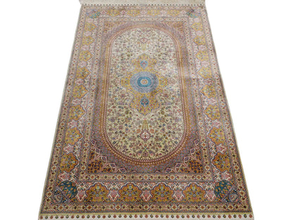 Sehr feiner, handgeknüpfter Khademi Orientteppich mit Nain Design aus Seide, gold, beige, creme. 155x95 cm. Vertrieb durch Jupiter Intl.