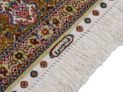 Sehr feiner, handgeknüpfter Khademi Orientteppich mit Nain Design aus Seide, gold, beige, creme. 155x95 cm. Vertrieb durch Jupiter Intl.