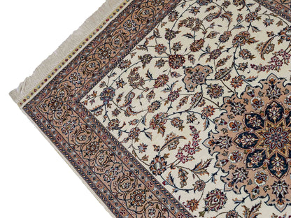 Sehr feiner, handgeknüpfter Khademi Nain Orientteppich aus Seide, creme, weiß. 156x95 cm. Vertrieb durch Jupiter Intl.
