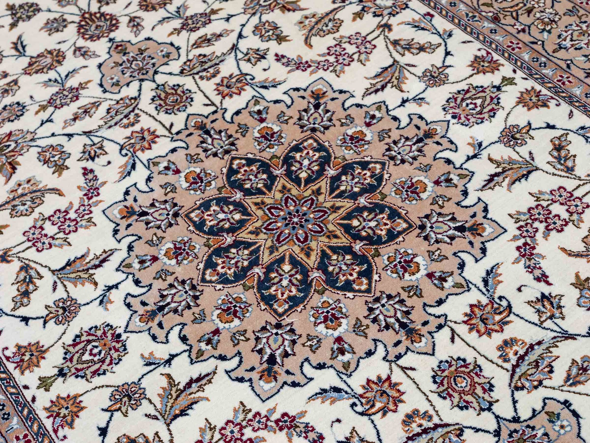 Sehr feiner, handgeknüpfter Khademi Nain Orientteppich aus Seide, creme, weiß. 156x95 cm. Vertrieb durch Jupiter Intl.