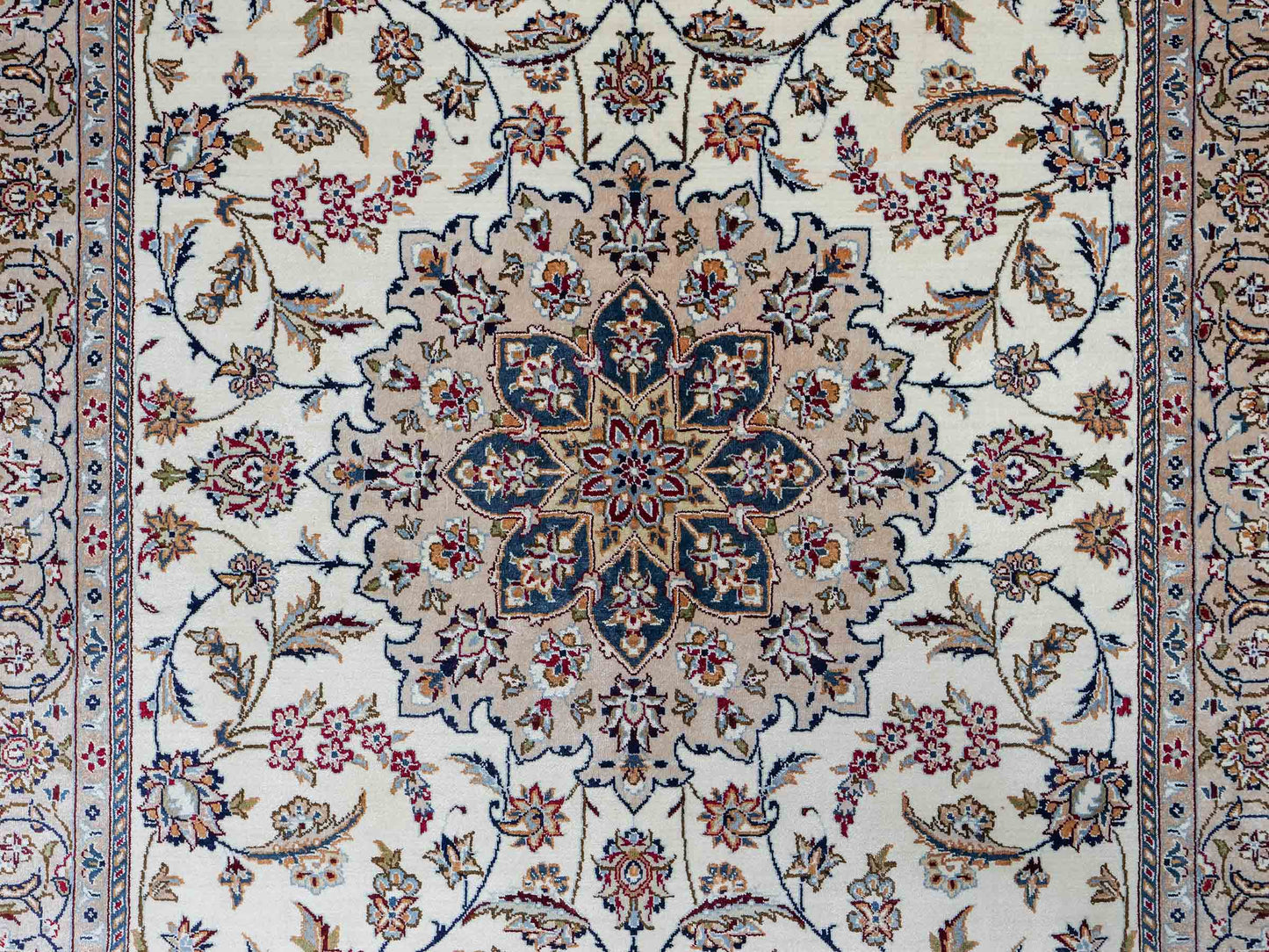 Sehr feiner, handgeknüpfter Khademi Nain Orientteppich aus Seide, creme, weiß. 156x95 cm. Vertrieb durch Jupiter Intl.