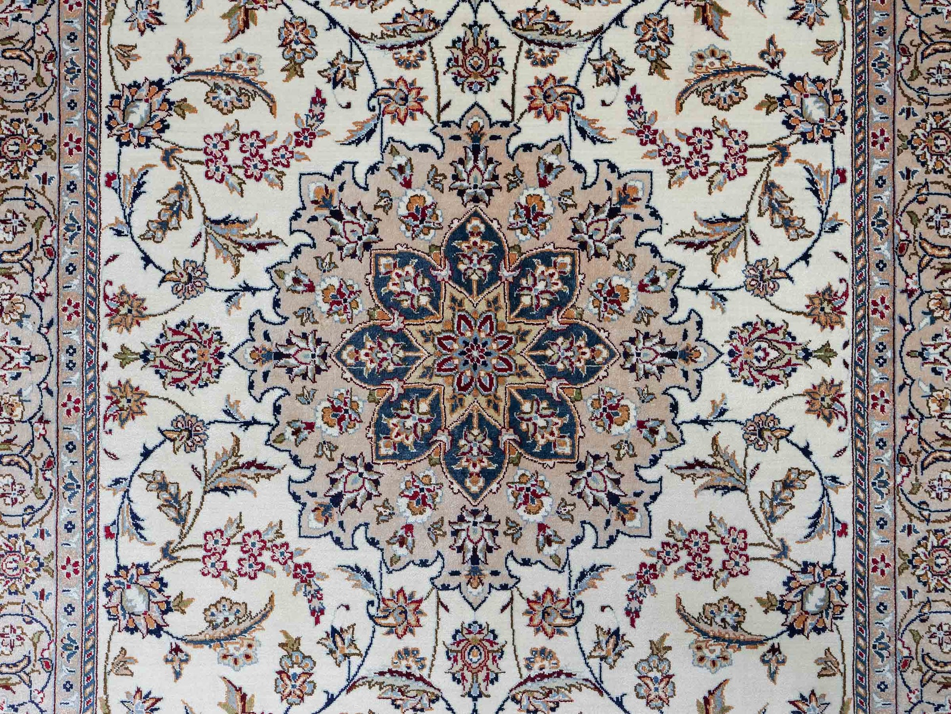 Sehr feiner, handgeknüpfter Khademi Nain Orientteppich aus Seide, creme, weiß. 156x95 cm. Vertrieb durch Jupiter Intl.