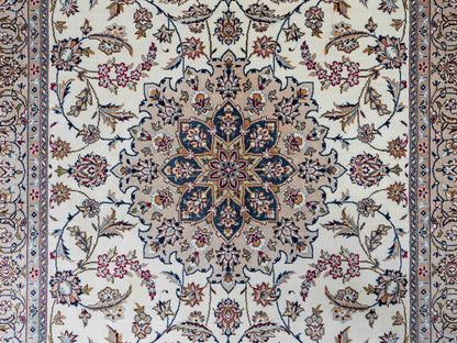 Sehr feiner, handgeknüpfter Khademi Nain Orientteppich aus Seide, creme, weiß. 156x95 cm. Vertrieb durch Jupiter Intl.