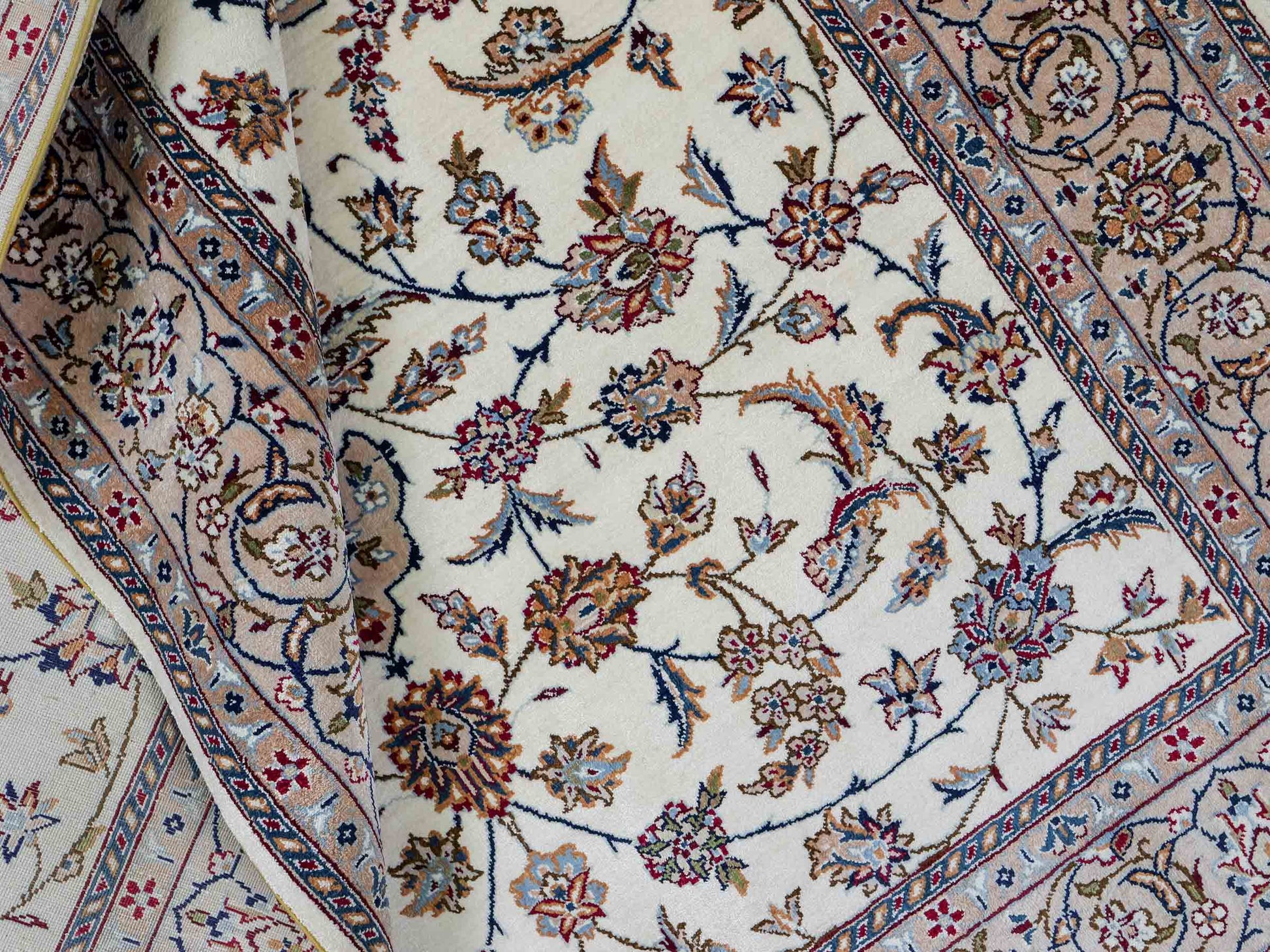 Sehr feiner, handgeknüpfter Khademi Nain Orientteppich aus Seide, creme, weiß. 156x95 cm. Vertrieb durch Jupiter Intl.