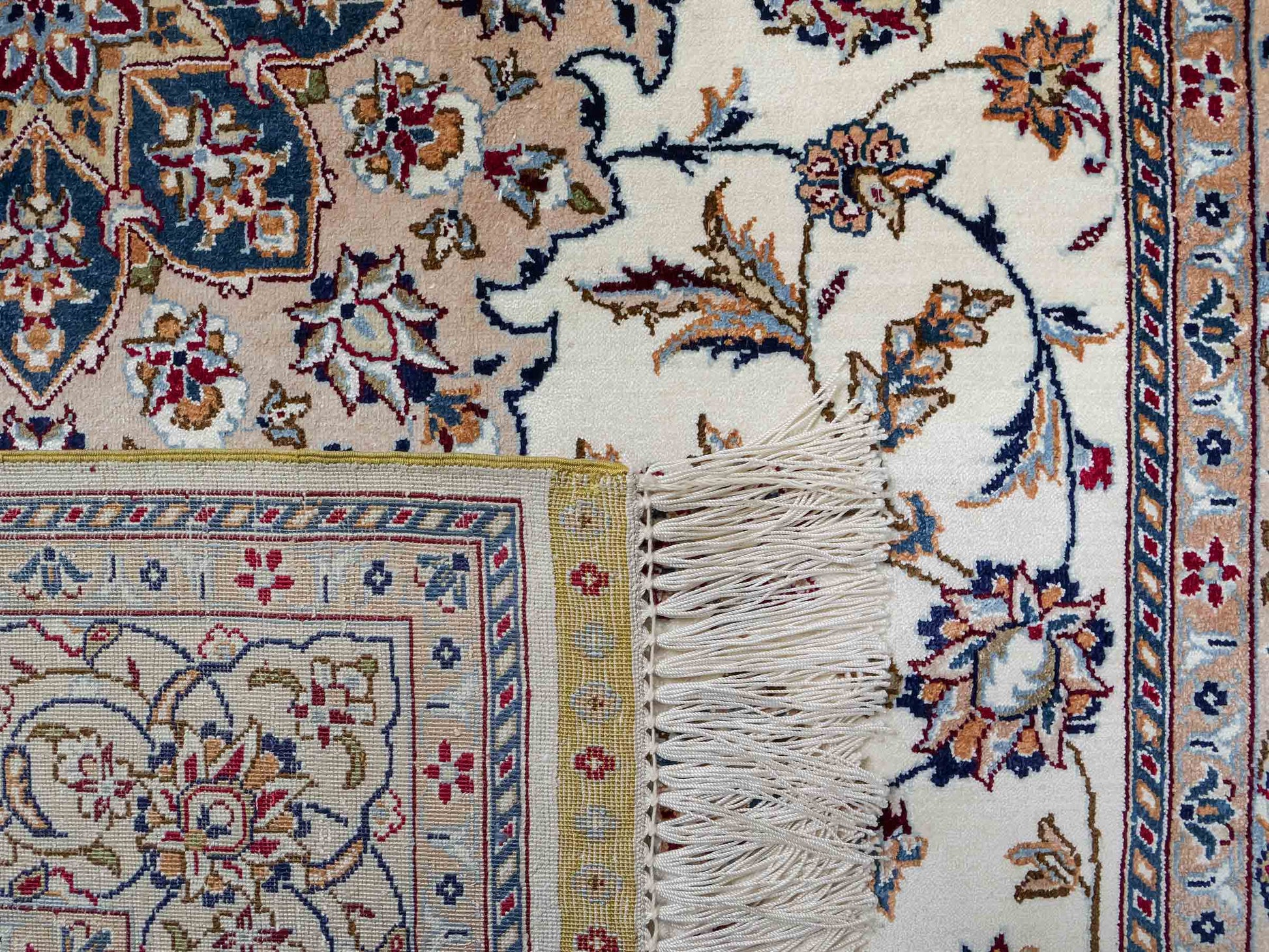Sehr feiner, handgeknüpfter Khademi Nain Orientteppich aus Seide, creme, weiß. 156x95 cm. Vertrieb durch Jupiter Intl.
