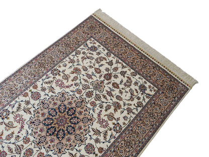 Sehr feiner, handgeknüpfter Khademi Nain Orientteppich aus Seide, creme, weiß. 156x95 cm. Vertrieb durch Jupiter Intl.