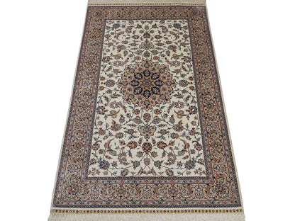 Sehr feiner, handgeknüpfter Khademi Nain Orientteppich aus Seide, creme, weiß. 156x95 cm. Vertrieb durch Jupiter Intl.