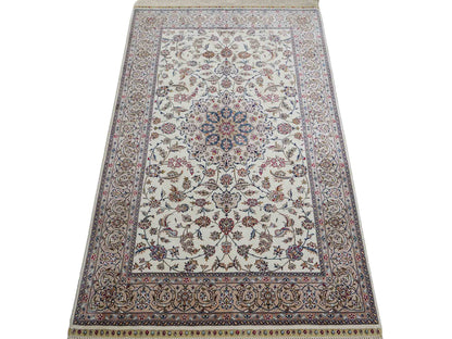 Sehr feiner, handgeknüpfter Khademi Nain Orientteppich aus Seide, creme, weiß. 156x95 cm. Vertrieb durch Jupiter Intl.