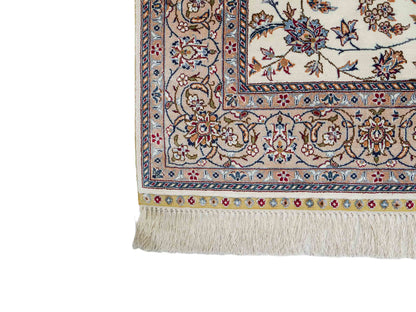 Sehr feiner, handgeknüpfter Khademi Nain Orientteppich aus Seide, creme, weiß. 156x95 cm. Vertrieb durch Jupiter Intl.