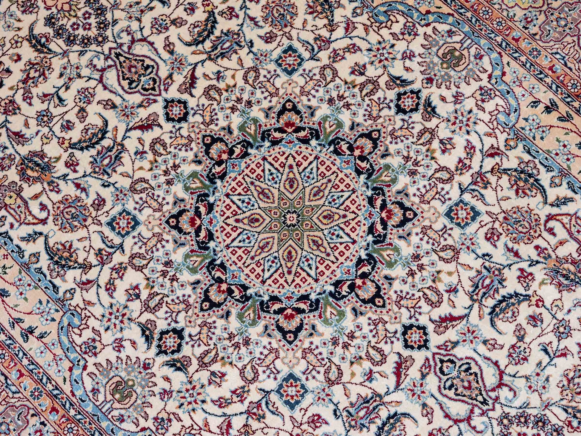Sehr feiner, handgeknüpfter Khademi Orientteppich mit Nain Design aus Seide, weiß, rot, blau. 156x95 cm. Vertrieb durch Jupiter Intl.