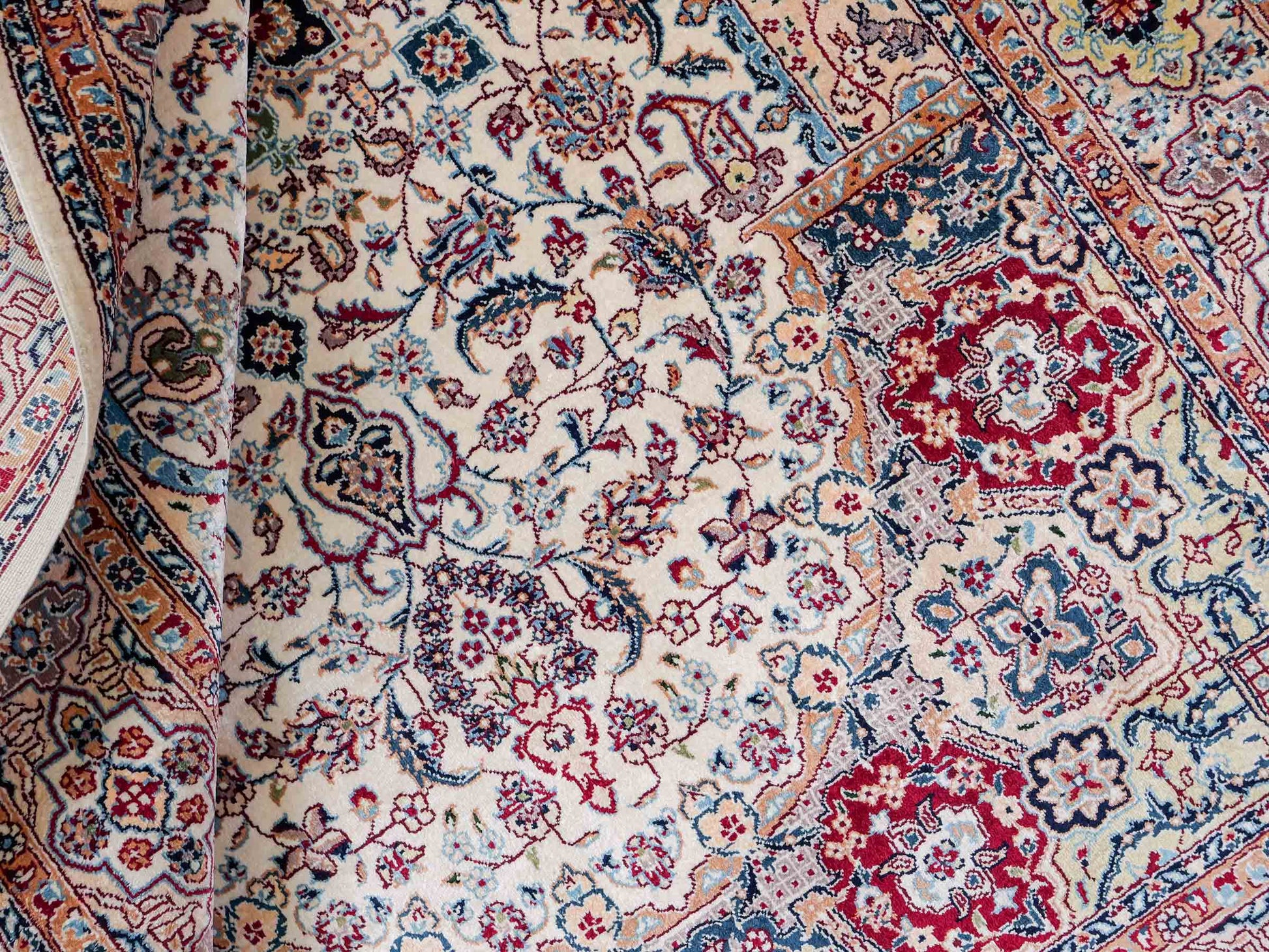 Sehr feiner, handgeknüpfter Khademi Orientteppich mit Nain Design aus Seide, weiß, rot, blau. 156x95 cm. Vertrieb durch Jupiter Intl.