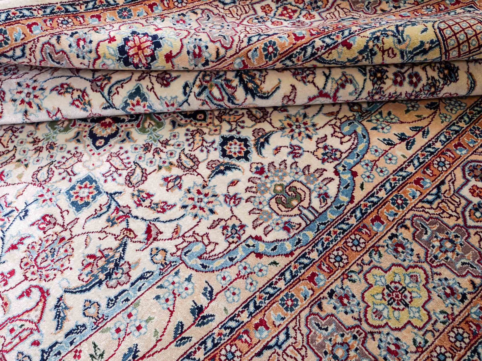 Sehr feiner, handgeknüpfter Khademi Orientteppich mit Nain Design aus Seide, weiß, rot, blau. 156x95 cm. Vertrieb durch Jupiter Intl.