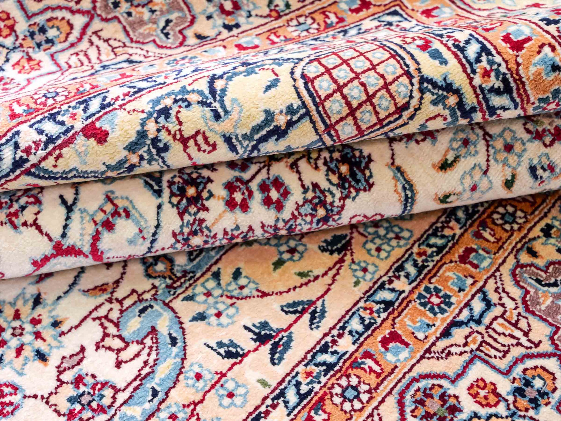 Sehr feiner, handgeknüpfter Khademi Orientteppich mit Nain Design aus Seide, weiß, rot, blau. 156x95 cm. Vertrieb durch Jupiter Intl.