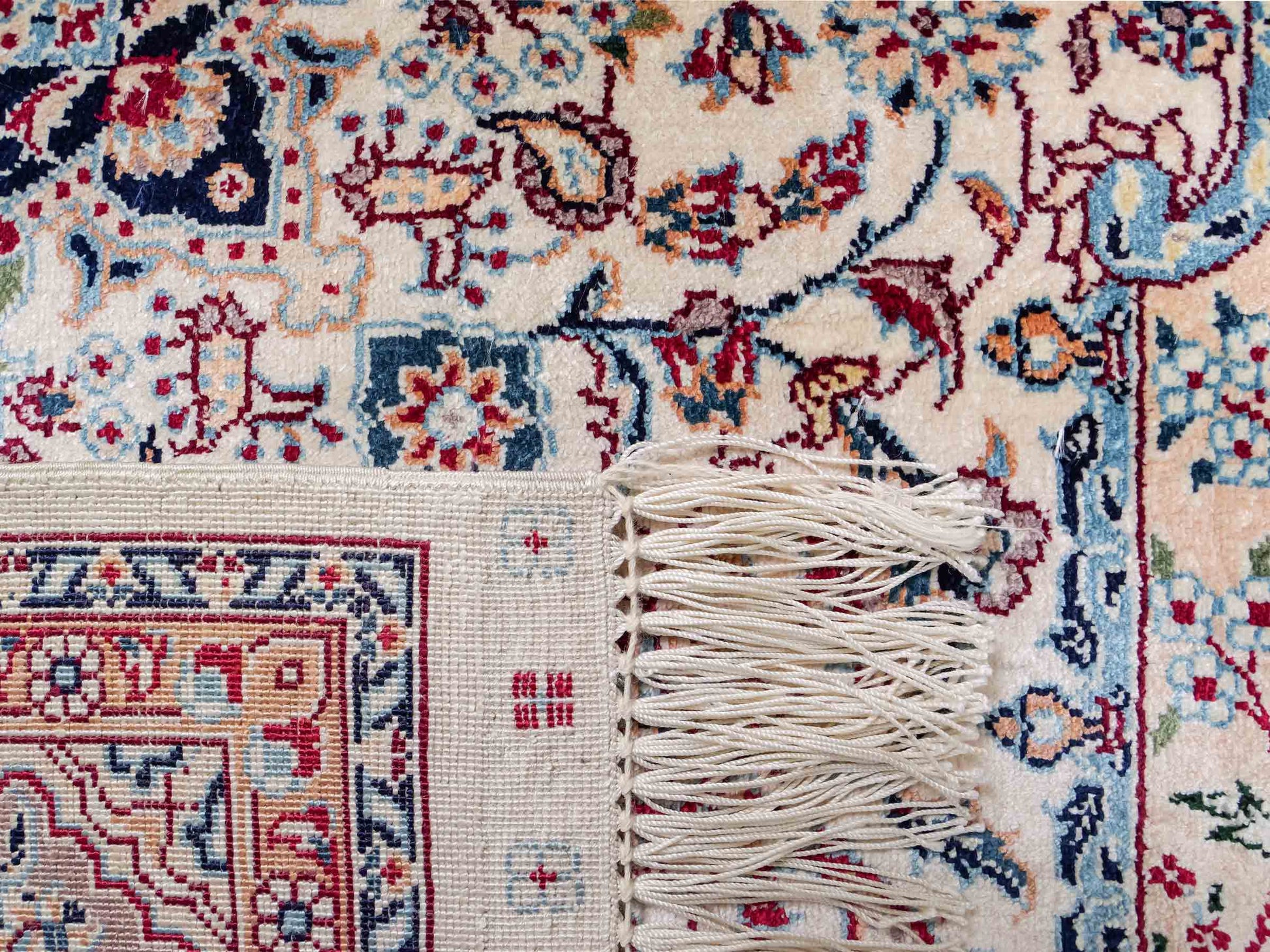 Sehr feiner, handgeknüpfter Khademi Orientteppich mit Nain Design aus Seide, weiß, rot, blau. 156x95 cm. Vertrieb durch Jupiter Intl.