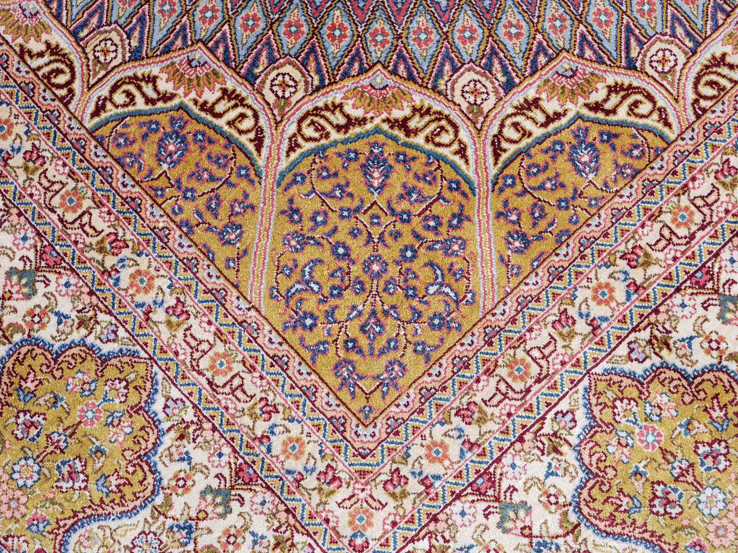 Sehr feiner handgeknüpfter Khademi Orientteppich mit Nain Design aus reiner Seide, gold, creme, blau. 249x173 cm. Vertrieb durch Jupiter Intl.