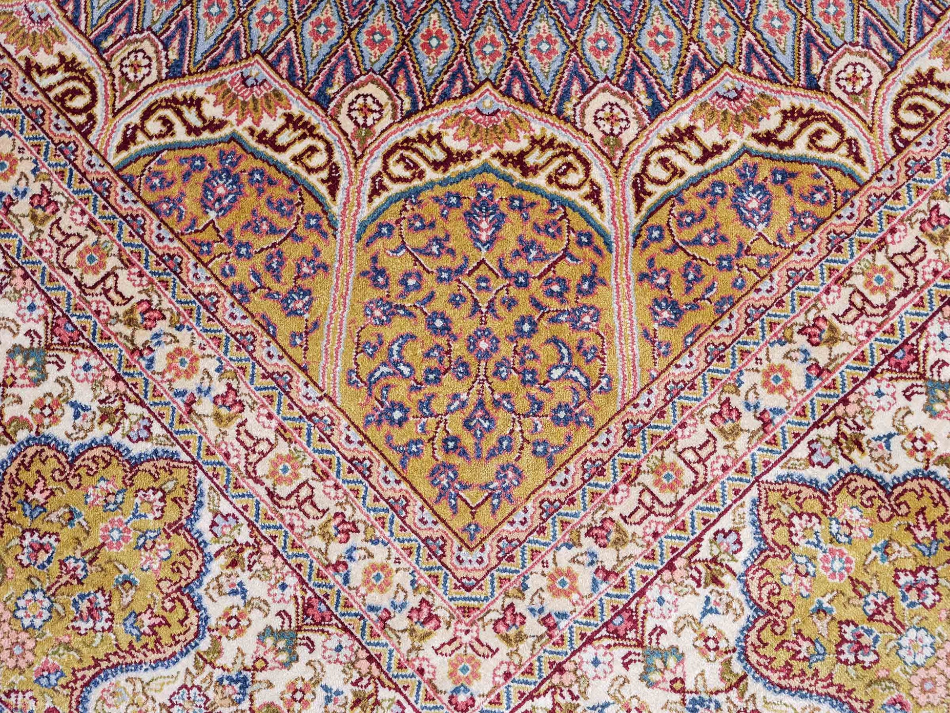 Sehr feiner handgeknüpfter Khademi Orientteppich mit Nain Design aus reiner Seide, gold, creme, blau. 249x173 cm. Vertrieb durch Jupiter Intl.