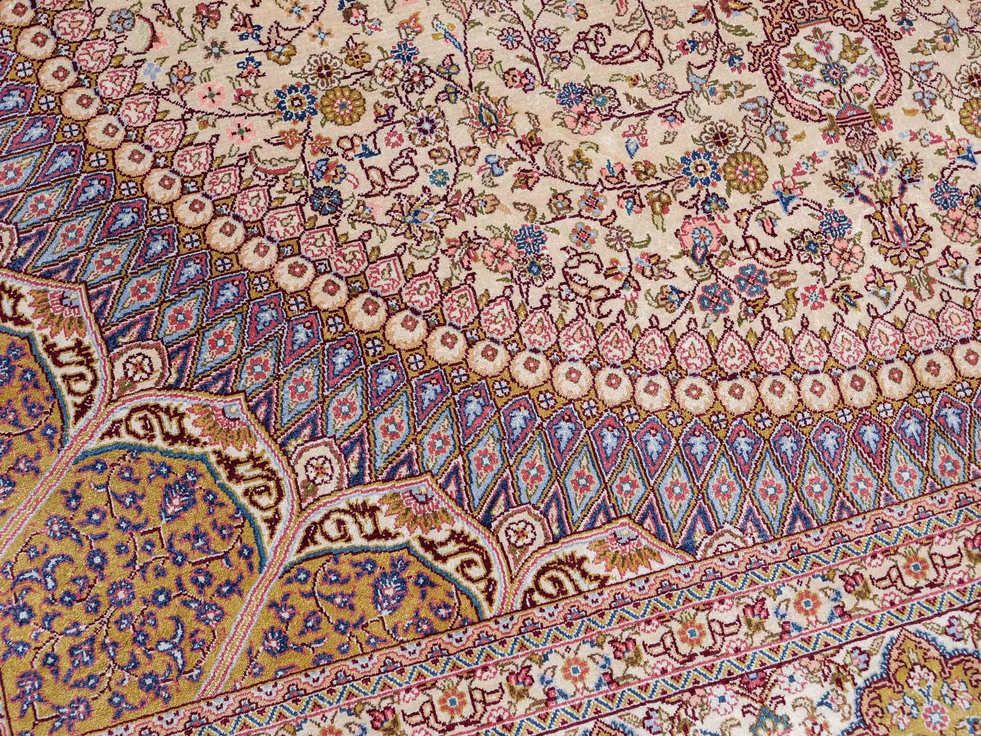 Sehr feiner handgeknüpfter Khademi Orientteppich mit Nain Design aus reiner Seide, gold, creme, blau. 249x173 cm. Vertrieb durch Jupiter Intl.