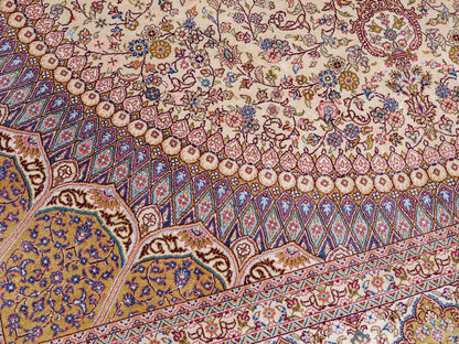 Sehr feiner handgeknüpfter Khademi Orientteppich mit Nain Design aus reiner Seide, gold, creme, blau. 249x173 cm. Vertrieb durch Jupiter Intl.