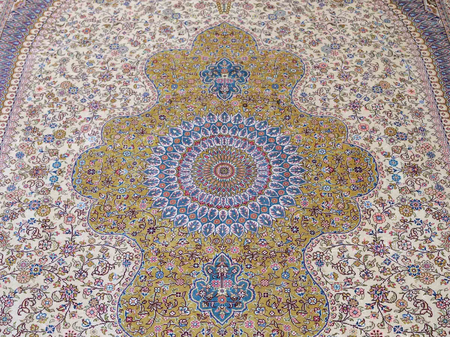 Sehr feiner handgeknüpfter Khademi Orientteppich mit Nain Design aus reiner Seide, gold, creme, blau. 249x173 cm. Vertrieb durch Jupiter Intl.