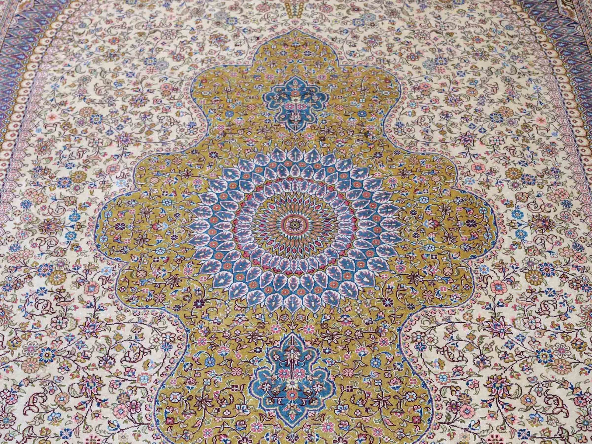 Sehr feiner handgeknüpfter Khademi Orientteppich mit Nain Design aus reiner Seide, gold, creme, blau. 249x173 cm. Vertrieb durch Jupiter Intl.