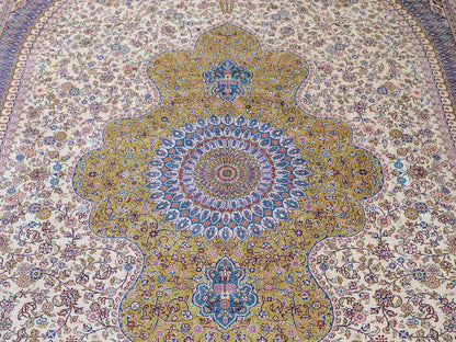 Sehr feiner handgeknüpfter Khademi Orientteppich mit Nain Design aus reiner Seide, gold, creme, blau. 249x173 cm. Vertrieb durch Jupiter Intl.