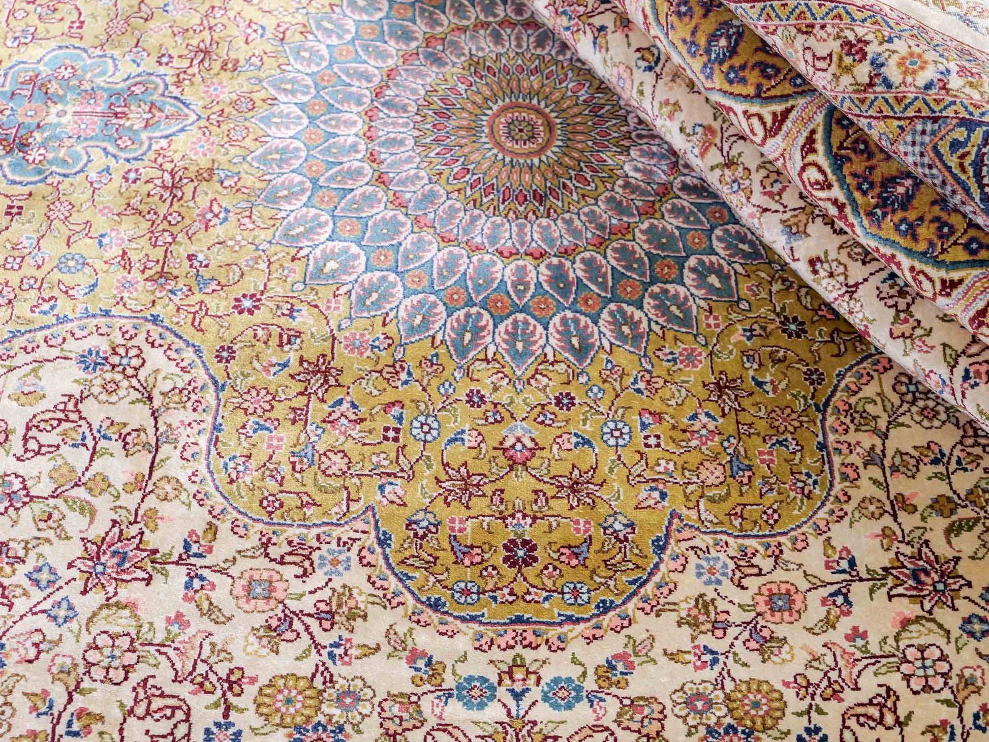 Sehr feiner handgeknüpfter Khademi Orientteppich mit Nain Design aus reiner Seide, gold, creme, blau. 249x173 cm. Vertrieb durch Jupiter Intl.