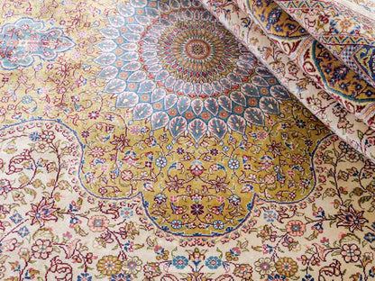 Sehr feiner handgeknüpfter Khademi Orientteppich mit Nain Design aus reiner Seide, gold, creme, blau. 249x173 cm. Vertrieb durch Jupiter Intl.