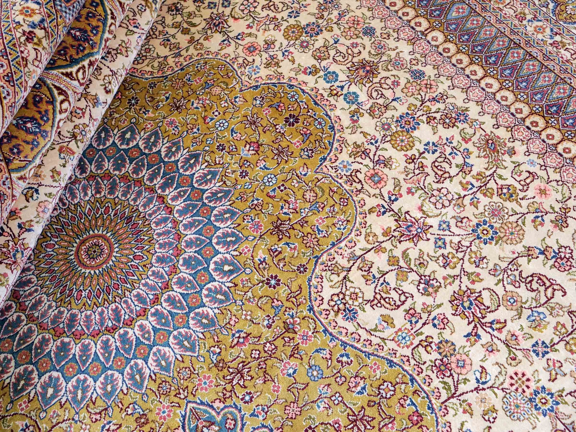 Sehr feiner handgeknüpfter Khademi Orientteppich mit Nain Design aus reiner Seide, gold, creme, blau. 249x173 cm. Vertrieb durch Jupiter Intl.