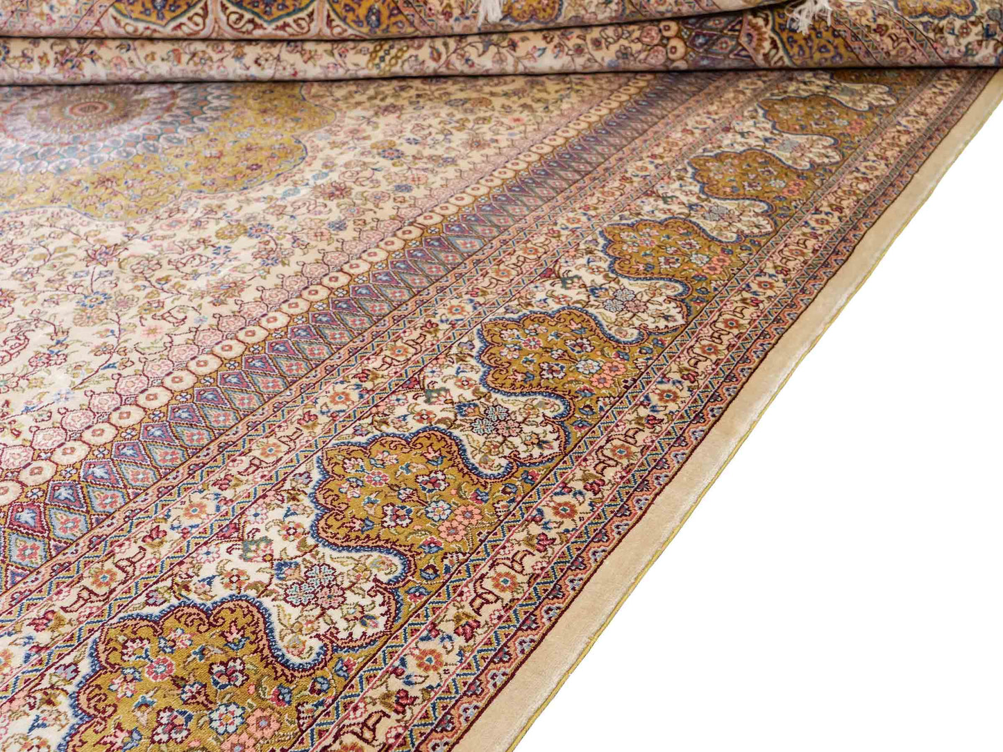 Sehr feiner handgeknüpfter Khademi Orientteppich mit Nain Design aus reiner Seide, gold, creme, blau. 249x173 cm. Vertrieb durch Jupiter Intl.
