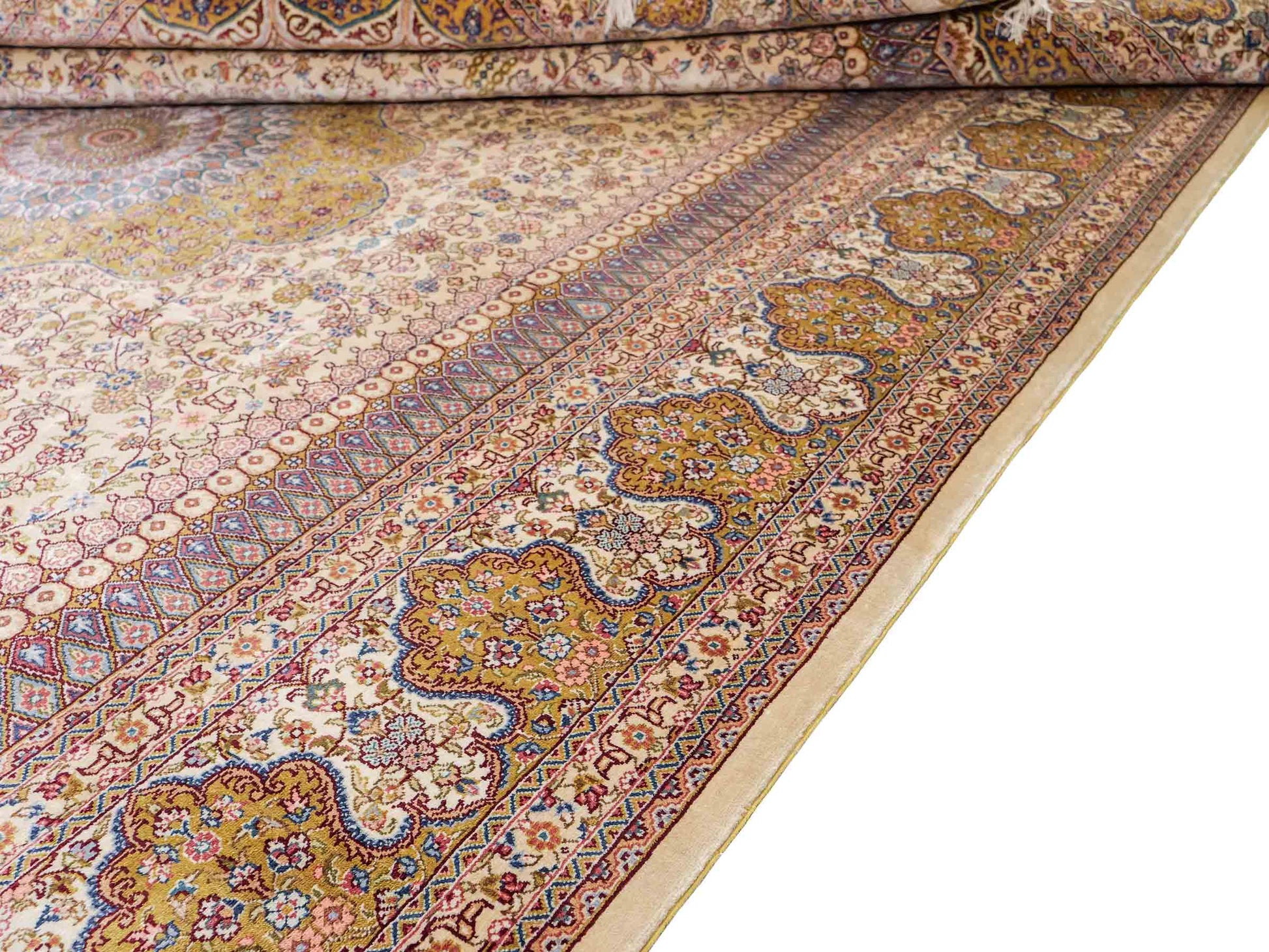 Sehr feiner handgeknüpfter Khademi Orientteppich mit Nain Design aus reiner Seide, gold, creme, blau. 249x173 cm. Vertrieb durch Jupiter Intl.